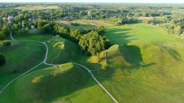 Litvanya Büyük Dükalığı 'nın ortaçağ başkenti Kernave Arkeoloji sahasının havadan görünüşü, UNESCO Dünya Mirası Bölgesi. Yeniden inşa edilmiş bir ortaçağ köyü. Yıllık Deneysel Arkeoloji Festivali.