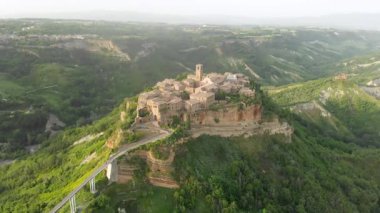 Ünlü Civita di Bagnoregio kasabasının hava manzarası, Tiber nehri vadisine bakan volkanik bir tuff tepesinin tepesinde güzel bir yer. Bu yerin Etrüsk ve Ortaçağ kökenleri var..