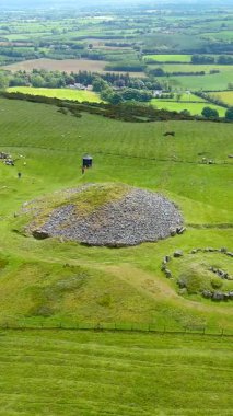 Loughstaff Cairns namı diğer Slieve na Cailleach. Ulusal anıt, Megalitik odalı mağaralar Meath İlçesi 'ndeki üç tepeye yayılmış. İrlanda 'daki en önemli tarih öncesi mezarlıklardan biri..