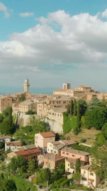 Montepulciano şehrinin dikey hava manzarası, üzüm bağlarıyla çevrili kireçtaşı bir tepenin üzerinde. Vino Nobile bölgesi, dünya çapında şarap turlarıyla bilinir. Ünlü film çekim arkaplanı.