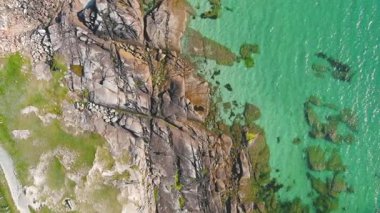 Dogs Bay ve Gurteen Bay sahillerindeki kayalıkların yukarıdan görünüşü. Connemara 'daki Roundstone Village yakınlarında bulunan kum tepecikleriyle ayrılmış iki büyüleyici beyaz kumsal. Galway İlçesi, İrlanda.