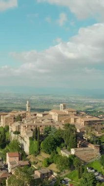Montepulciano şehrinin dikey hava manzarası, üzüm bağlarıyla çevrili kireçtaşı bir tepenin üzerinde. Vino Nobile bölgesi, dünya çapında şarap turlarıyla bilinir. Ünlü film çekim arkaplanı.