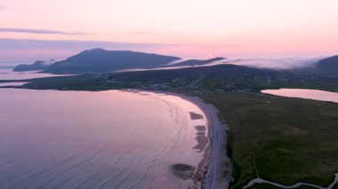 Keel Körfezi ve Keel Sahili 'nin muhteşem hava günbatımı manzarası. Croaghaun Kayalıkları, Slievemore tepesi, alacakaranlıkta. Achill Adası, Vahşi Atlantik Yolu, İlçe Mayo, İrlanda.