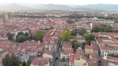 El değmemiş Rönesans dönemi şehir duvarları ve iyi korunmuş tarihi merkeziyle ünlü Lucca şehrinin hava günbatımı manzarası. Lucca ili, Toskana, İtalya.