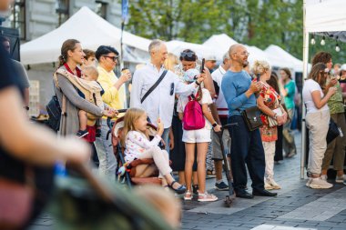 VILNIUS, LITHUANIA - 16 Eylül 2024: Litvanya ulusal topluluklarından ustaların sanatlarını, zanaatlarını, ulusal gelenekleri ve geleneklerini sundukları yıllık Uluslar Fuarı 'na katılan insanlar.