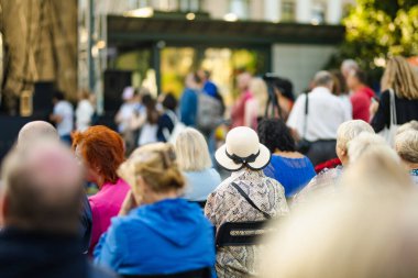 VILNIUS, LITHUANIA - 16 Eylül 2024: Litvanya ulusal topluluklarından ustaların sanatlarını, zanaatlarını, ulusal gelenekleri ve geleneklerini sundukları yıllık Uluslar Fuarı 'na katılan insanlar.