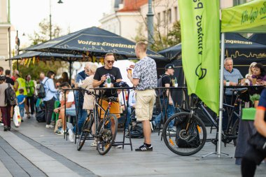 VILNIUS, LITHUANIA - 16 Eylül 2024: Litvanya ulusal topluluklarından ustaların sanatlarını, zanaatlarını, ulusal gelenekleri ve geleneklerini sundukları yıllık Uluslar Fuarı 'na katılan insanlar.