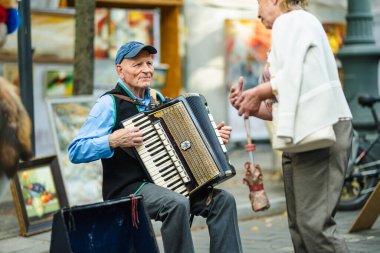 VILNIUS, LITHUANIA - 3 Eylül 2024: Litvanya ulusal topluluklarından ustaların sanatlarını, geleneklerini ve geleneklerini sergiledikleri Uluslar Fuarı 'nda sokak müzisyeni.