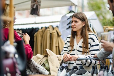 VILNIUS, LITHUANIA - 16 Eylül 2024: Litvanya ulusal topluluklarından ustaların sanatlarını, zanaatlarını, ulusal gelenekleri ve geleneklerini sundukları yıllık Uluslar Fuarı 'na katılan insanlar.