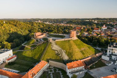 VILNIUS, LITHUANIA - 16 Eylül 2024: duvarların ötesinde. Fransız ressam Saype 'nin dev duvar resmi Gediminas Tepesi yamacında. İki sıkışık el, Litvanya ve Fransa arasındaki dostluğu sembolize eder. Litvanya.