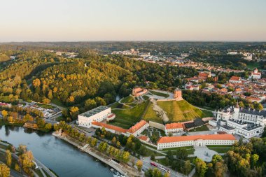 VILNIUS, LITHUANIA - 16 Eylül 2024: duvarların ötesinde. Fransız ressam Saype 'nin dev duvar resmi Gediminas Tepesi yamacında. İki sıkışık el, Litvanya ve Fransa arasındaki dostluğu sembolize eder. Litvanya.