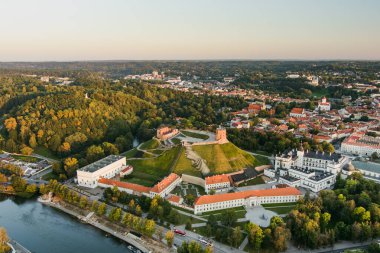 VILNIUS, LITHUANIA - 16 Eylül 2024: duvarların ötesinde. Fransız ressam Saype 'nin dev duvar resmi Gediminas Tepesi yamacında. İki sıkışık el, Litvanya ve Fransa arasındaki dostluğu sembolize eder. Litvanya.