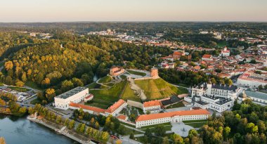 VILNIUS, LITHUANIA - 16 Eylül 2024: duvarların ötesinde. Fransız ressam Saype 'nin dev duvar resmi Gediminas Tepesi yamacında. İki sıkışık el, Litvanya ve Fransa arasındaki dostluğu sembolize eder. Litvanya.