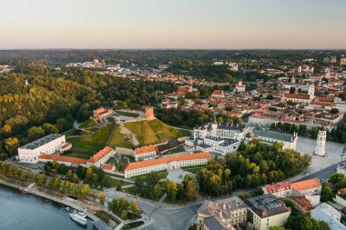 VILNIUS, LITHUANIA - 16 Eylül 2024: duvarların ötesinde. Fransız ressam Saype 'nin dev duvar resmi Gediminas Tepesi yamacında. İki sıkışık el, Litvanya ve Fransa arasındaki dostluğu sembolize eder. Litvanya.