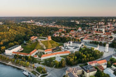 VILNIUS, LITHUANIA - 16 Eylül 2024: duvarların ötesinde. Fransız ressam Saype 'nin dev duvar resmi Gediminas Tepesi yamacında. İki sıkışık el, Litvanya ve Fransa arasındaki dostluğu sembolize eder. Litvanya.