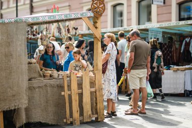 VILNIUS, LITHUANIA - 16 Eylül 2024: Litvanya ulusal topluluklarından ustaların sanatlarını, zanaatlarını, ulusal gelenekleri ve geleneklerini sundukları yıllık Uluslar Fuarı 'na katılan insanlar.