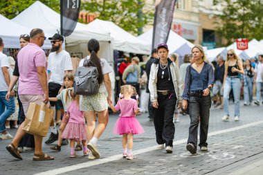 VILNIUS, LITHUANIA - 16 Eylül 2024: Litvanya ulusal topluluklarından ustaların sanatlarını, zanaatlarını, ulusal gelenekleri ve geleneklerini sundukları yıllık Uluslar Fuarı 'na katılan insanlar.