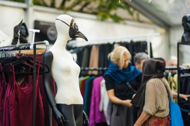 VILNIUS, LITHUANIA - 16 Eylül 2024: Litvanya ulusal topluluklarından ustaların sanatlarını, zanaatlarını, ulusal gelenekleri ve geleneklerini sundukları yıllık Uluslar Fuarı 'na katılan insanlar.