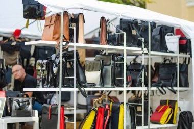 VILNIUS, LITHUANIA - 3 Eylül 2024: Litvanya ulusal topluluklarından ustaların sanatlarını, geleneklerini ve geleneklerini sundukları Uluslar Fuarı 'nda satılan çeşitli mal ve ürünler.