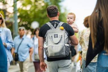 VILNIUS, LITHUANIA - 16 Eylül 2024: Litvanya ulusal topluluklarından ustaların sanatlarını, zanaatlarını, ulusal gelenekleri ve geleneklerini sundukları yıllık Uluslar Fuarı 'na katılan insanlar.