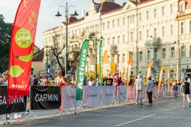 VILNIUS, LITHUANIA - 8 Eylül 2024: Vilnius Maratonu 'nun engelleri arkasında toplanan taraftarlar, gururla, umutla ve yüreklendirici bir cesaretle koşuculara tezahürat ediyorlar.