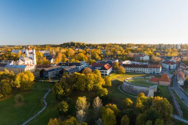 Turuncu ve sarı yaprakları ile sonbaharda güzel Vilnius şehir panoraması. Havadan akşam manzarası. Vilnius, Litvanya'da sonbahar şehir manzarası