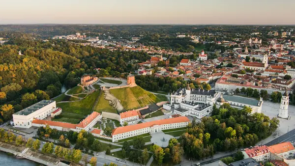 VILNIUS, LITHUANIA - 16 Eylül 2024: duvarların ötesinde. Fransız ressam Saype 'nin dev duvar resmi Gediminas Tepesi yamacında. İki sıkışık el, Litvanya ve Fransa arasındaki dostluğu sembolize eder. Litvanya.