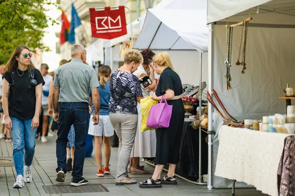 VILNIUS, LITHUANIA - 16 Eylül 2024: Litvanya ulusal topluluklarından ustaların sanatlarını, zanaatlarını, ulusal gelenekleri ve geleneklerini sundukları yıllık Uluslar Fuarı 'na katılan insanlar.