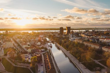 Klaipeda Litvanya 'da büyüleyici bir liman kentidir. Eski şehir cazibesinin modern mimariyle buluştuğu yer. Gün batımında Baltık Denizi' nin arka planına karşı kurulmuştur..