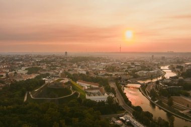 Karanlık çöktüğünde Vilnius Eski Kasabası ve Neris Nehri 'nin manzarası. Gün batımı manzarası. Litvanya Vilnius 'un akşam manzarası.