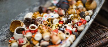 Ulusal Litvanya topluluklarından ustaların sanatlarını, zanaatlarını ve geleneklerini sergiledikleri Ulusal Fuar sırasında seramik yemekler satılmaktadır..