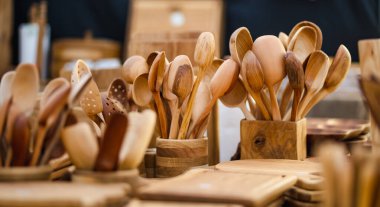 Vilnius 'taki Paskalya pazarında satılan ahşap mutfak gereçleri ve aletler. Litvanya başkentinin geleneksel el sanatları fuarı her Mart ayında Old Town sokaklarında düzenleniyor