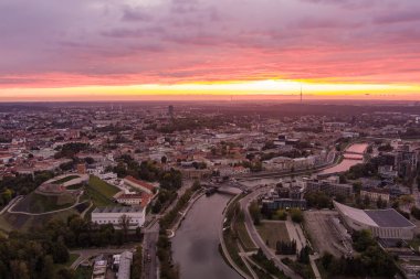 Karanlık çöktüğünde Vilnius Eski Kasabası ve Neris Nehri 'nin manzarası. Gün batımı manzarası. Litvanya Vilnius 'un akşam manzarası.