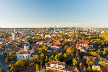 Turuncu ve sarı yaprakları ile sonbaharda güzel Vilnius şehir panoraması. Havadan akşam manzarası. Vilnius, Litvanya'da sonbahar şehir manzarası