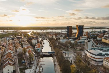 Klaipeda Litvanya 'da büyüleyici bir liman kentidir. Eski şehir cazibesinin modern mimariyle buluştuğu yer. Gün batımında Baltık Denizi' nin arka planına karşı kurulmuştur..