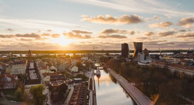 Klaipeda Litvanya 'da büyüleyici bir liman kentidir. Eski şehir cazibesinin modern mimariyle buluştuğu yer. Gün batımında Baltık Denizi' nin arka planına karşı kurulmuştur..