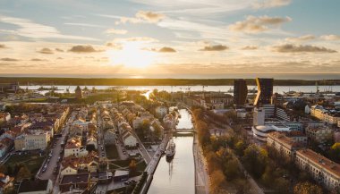 Klaipeda Litvanya 'da büyüleyici bir liman kentidir. Eski şehir cazibesinin modern mimariyle buluştuğu yer. Gün batımında Baltık Denizi' nin arka planına karşı kurulmuştur..