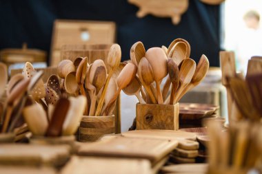 Vilnius 'taki Paskalya pazarında satılan ahşap mutfak gereçleri ve aletler. Litvanya başkentinin geleneksel el sanatları fuarı her Mart ayında Old Town sokaklarında düzenleniyor