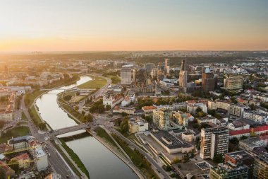 Karanlık çöktüğünde Vilnius Eski Kasabası ve Neris Nehri 'nin manzarası. Gün batımı manzarası. Litvanya Vilnius 'un akşam manzarası.