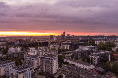 Karanlık çöktüğünde Vilnius Eski Kasabası ve Neris Nehri 'nin manzarası. Gün batımı manzarası. Litvanya Vilnius 'un akşam manzarası.