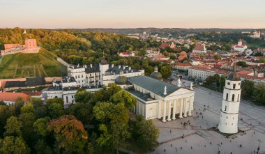 Vilnius Eski Kasabası 'nın güzel akşam manzarası manzaralı gün batımı aydınlığı. Litvanya 'nın Vilnius şehrinde şehir hayatı.