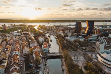 Klaipeda Litvanya 'da büyüleyici bir liman kentidir. Eski şehir cazibesinin modern mimariyle buluştuğu yer. Gün batımında Baltık Denizi' nin arka planına karşı kurulmuştur..
