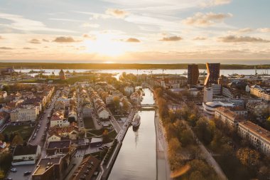Klaipeda Litvanya 'da büyüleyici bir liman kentidir. Eski şehir cazibesinin modern mimariyle buluştuğu yer. Gün batımında Baltık Denizi' nin arka planına karşı kurulmuştur..