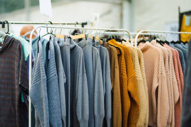 Litvanya 'daki ulusal toplulukların ustalarının sanatlarını, zanaatlarını ve geleneklerini sergiledikleri yıllık Uluslar Fuarı' nda yün giysiler satılıyor. Vilnius, Litvanya.