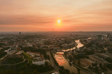 Karanlık çöktüğünde Vilnius Eski Kasabası ve Neris Nehri 'nin manzarası. Gün batımı manzarası. Litvanya Vilnius 'un akşam manzarası.