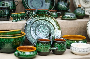 Ulusal Litvanya topluluklarından ustaların sanatlarını, zanaatlarını ve geleneklerini sergiledikleri Ulusal Fuar sırasında seramik yemekler satılmaktadır..