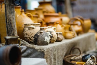 Ulusal Litvanya topluluklarından ustaların sanatlarını, zanaatlarını ve geleneklerini sergiledikleri Ulusal Fuar sırasında seramik yemekler satılmaktadır..