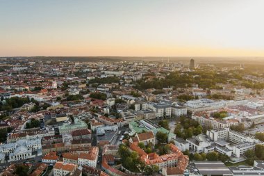 Karanlık çöktüğünde Vilnius Eski Kasabası ve Neris Nehri 'nin manzarası. Gün batımı manzarası. Litvanya Vilnius 'un akşam manzarası.