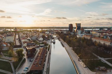 Klaipeda Litvanya 'da büyüleyici bir liman kentidir. Eski şehir cazibesinin modern mimariyle buluştuğu yer. Gün batımında Baltık Denizi' nin arka planına karşı kurulmuştur..