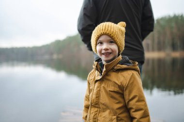 Litvanya 'daki Balzis Gölü rıhtımında, sakin bir orman ve sakin bir suyla çevrili baba ve çocuk arasında çok iç açıcı bir an..